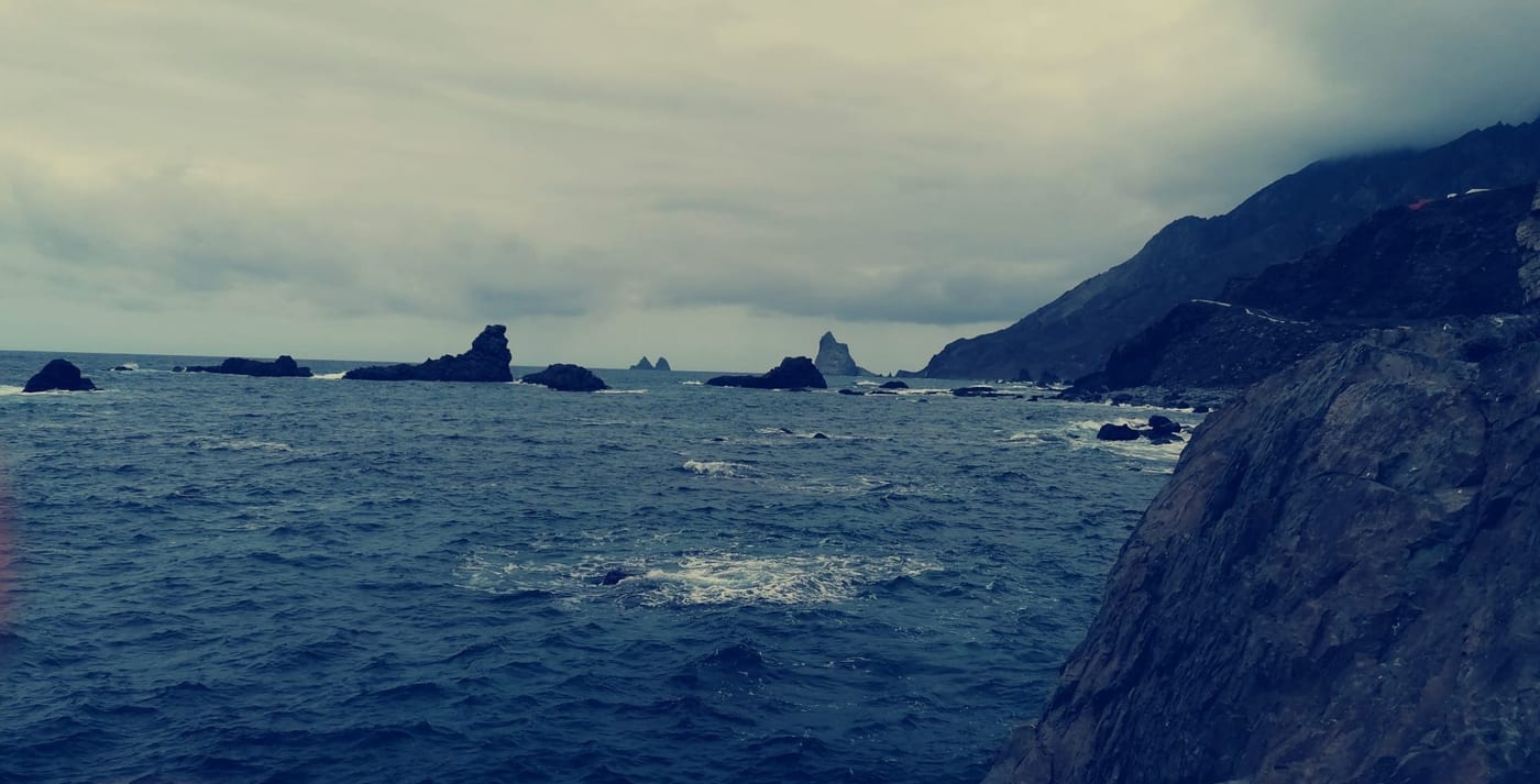 Los Roques de Anaga vistos desde Taganana, agujas de roca volcánica frente a la costa norte de Tenerife.