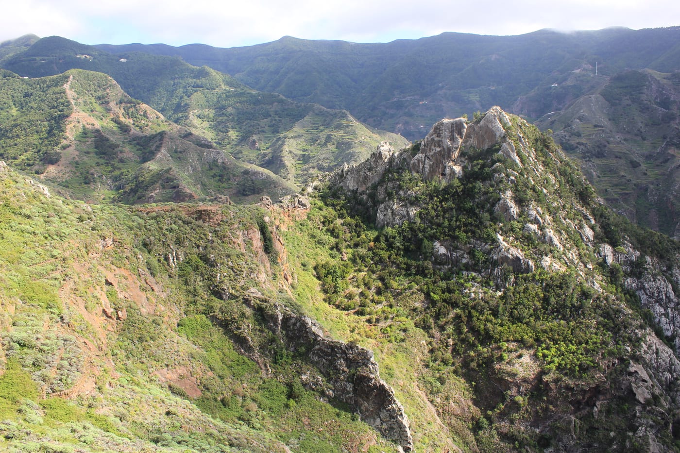 Crestas, barrancos y caseríos vistos desde Chinamada, aldea de casas-cueva del macizo de Anaga.