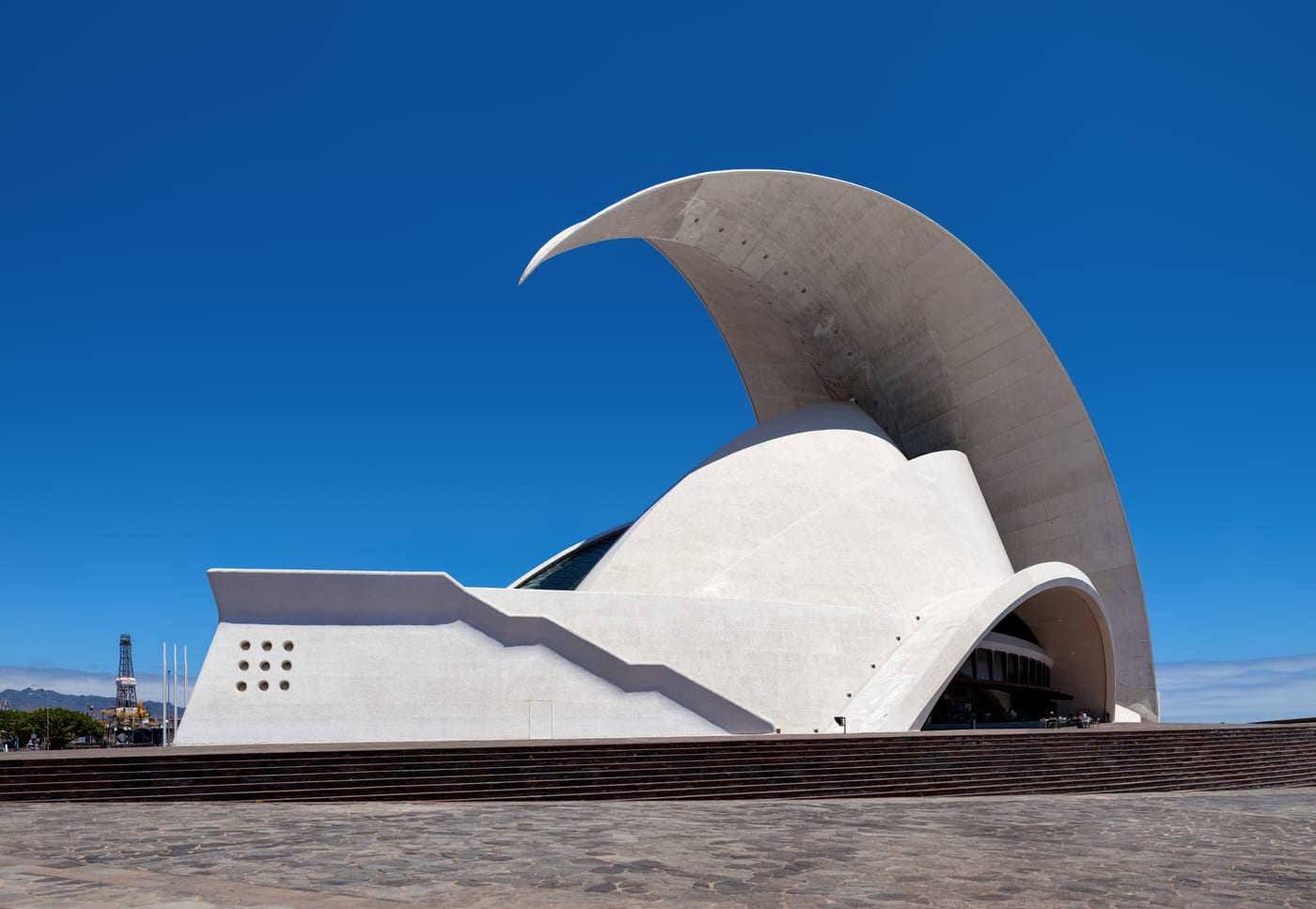 El Auditorio de Tenerife Adán Martín en Santa Cruz de Tenerife, obra de Santiago Calatrava, con su gran ala blanca junto al mar.