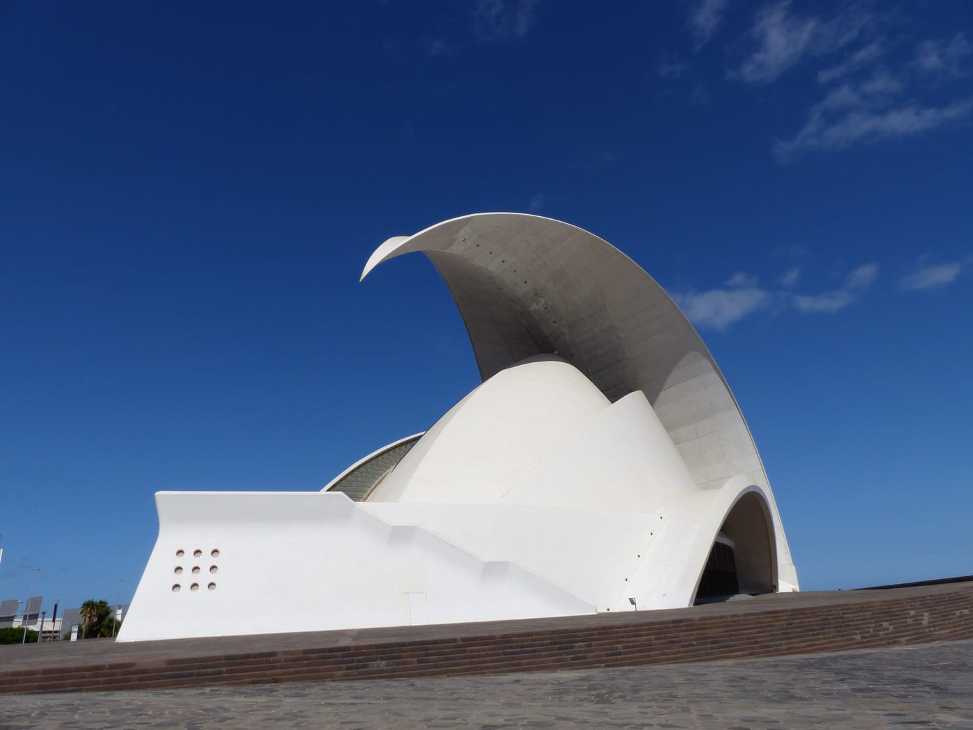 Detalle lateral del Auditorio de Tenerife, donde se aprecia la forma de proa de la cubierta blanca de Calatrava.