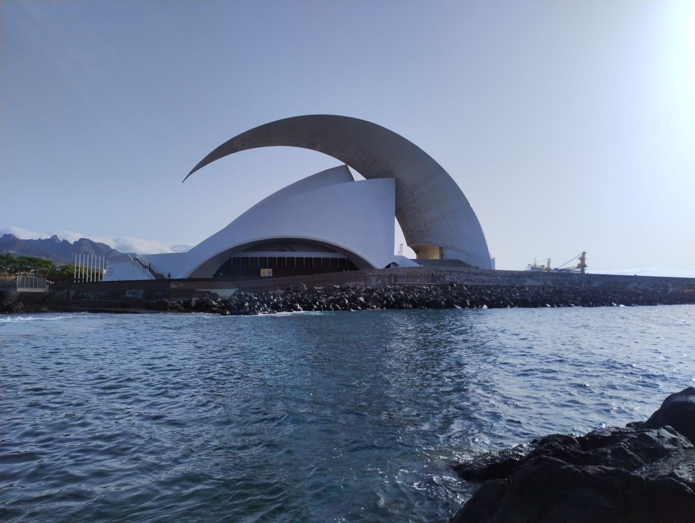El Auditorio de Tenerife fotografiado desde el mar, con su característica ola blanca dominando la costa de Santa Cruz.