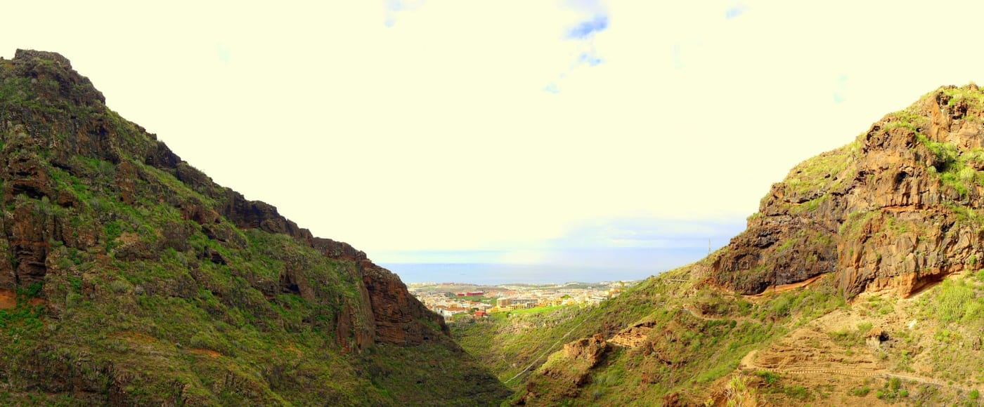 Paredes rocosas verticales que forman el cañón del Barranco del Infierno, Adeje, Tenerife.