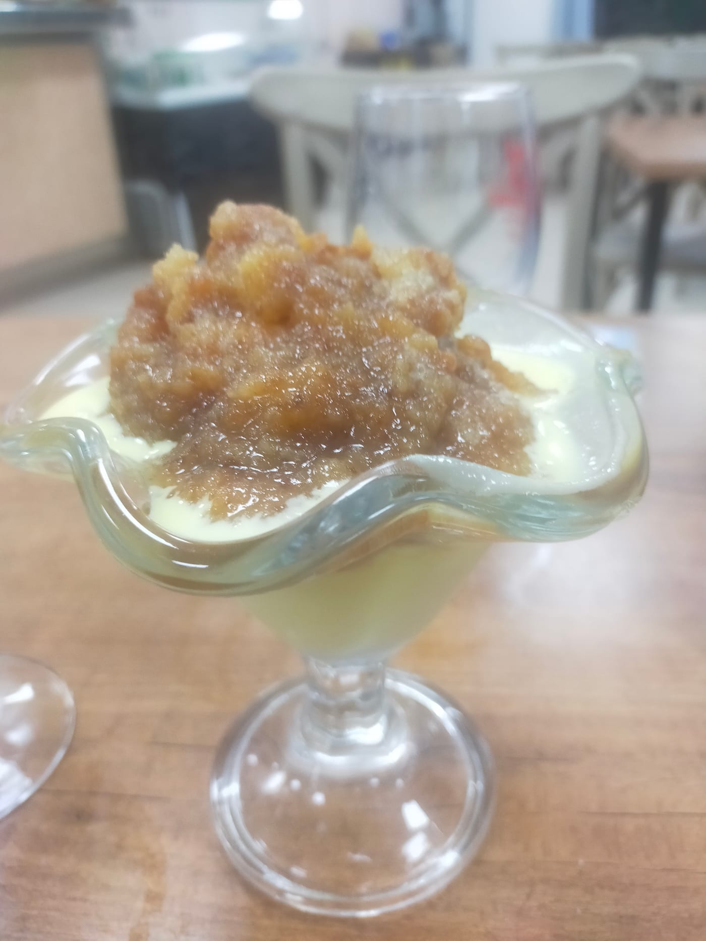 Bienmesabe canario servido con helado, postre tradicional de almendra, miel y huevo.