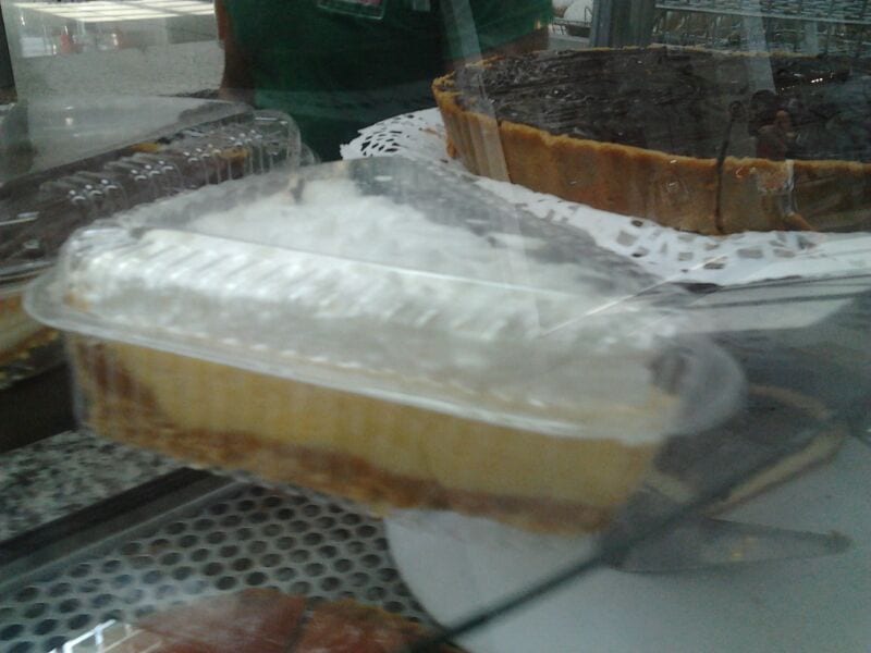 Bienmesabe casero, postre canario elaborado con almendra molida, miel, azúcar y yema de huevo.