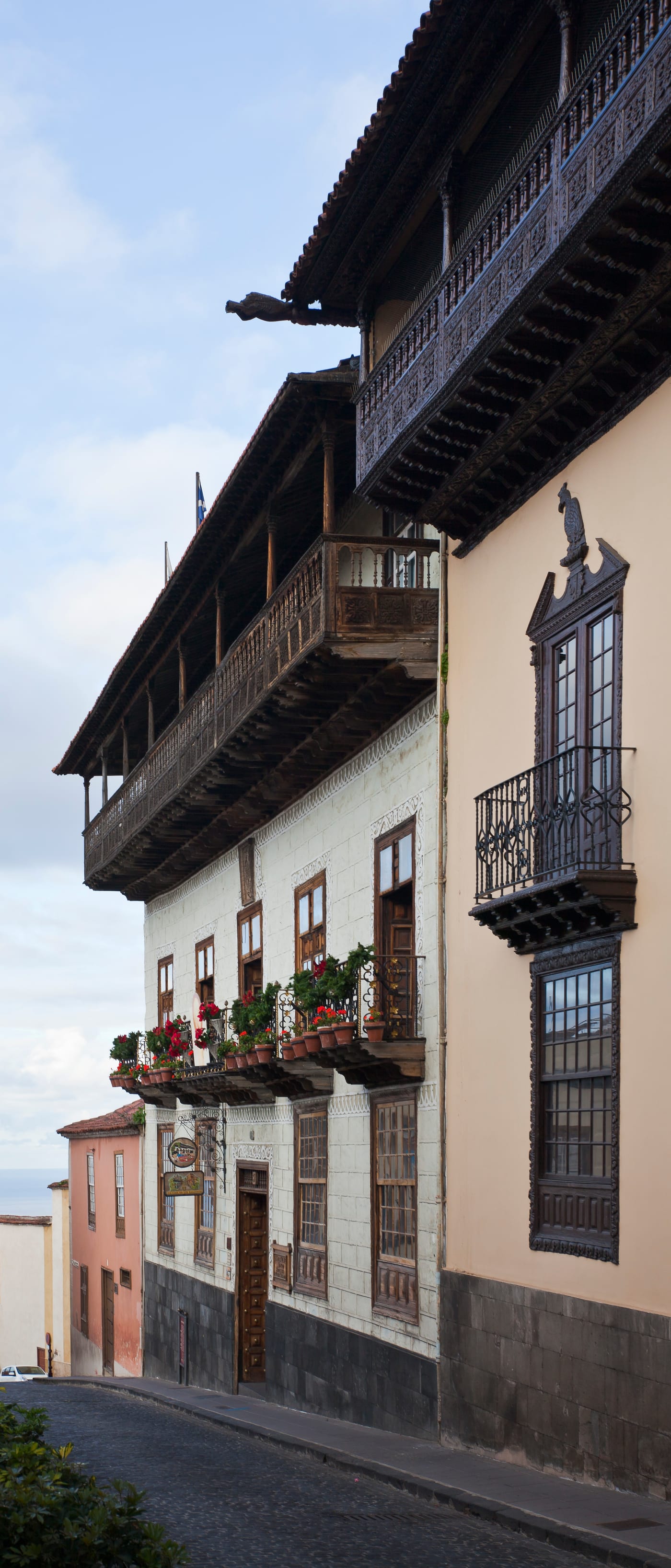 Fachada de la Casa de los Balcones en La Orotava, Tenerife, con sus balcones de tea tallada.