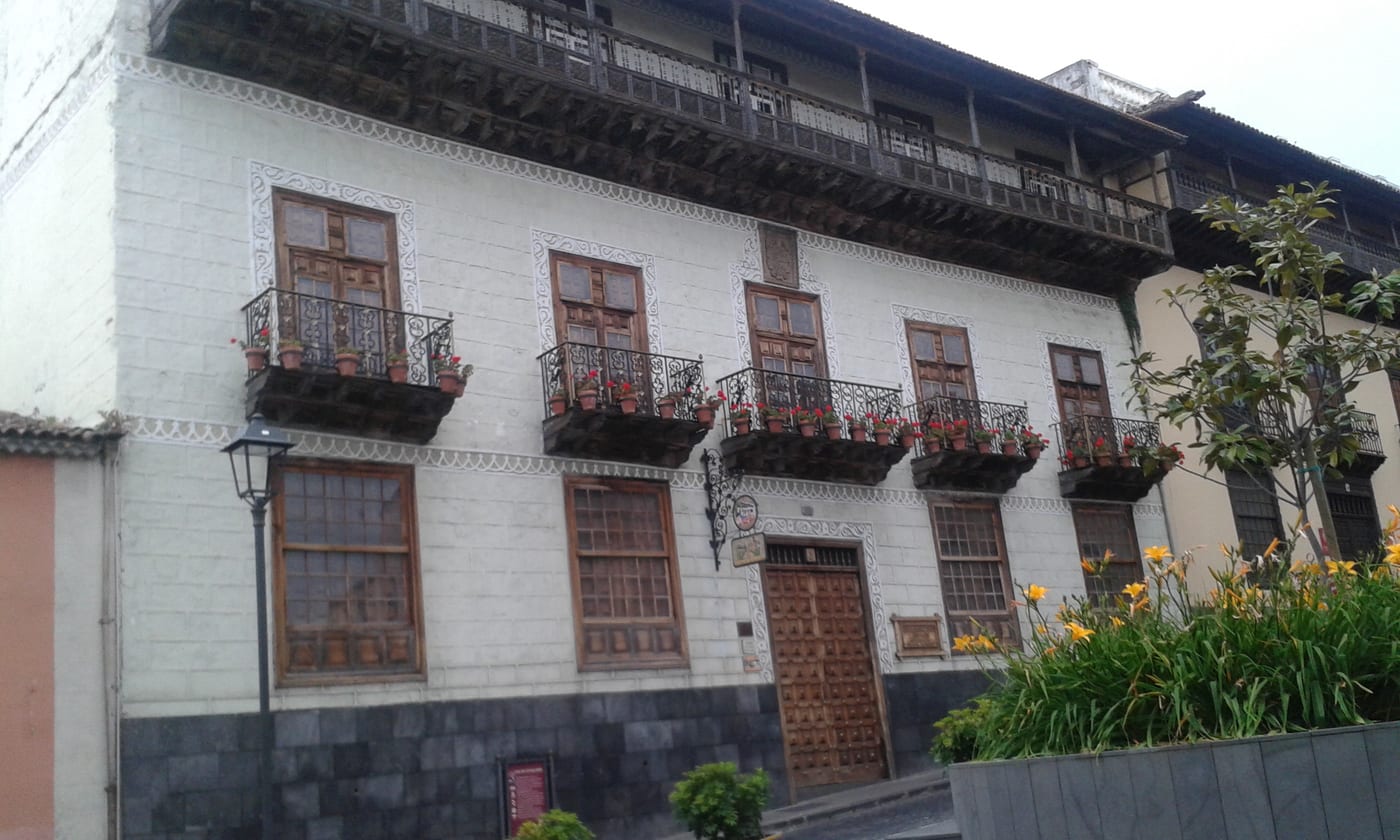 Vista exterior de la Casa de los Balcones, casona canaria del siglo XVII en La Orotava.