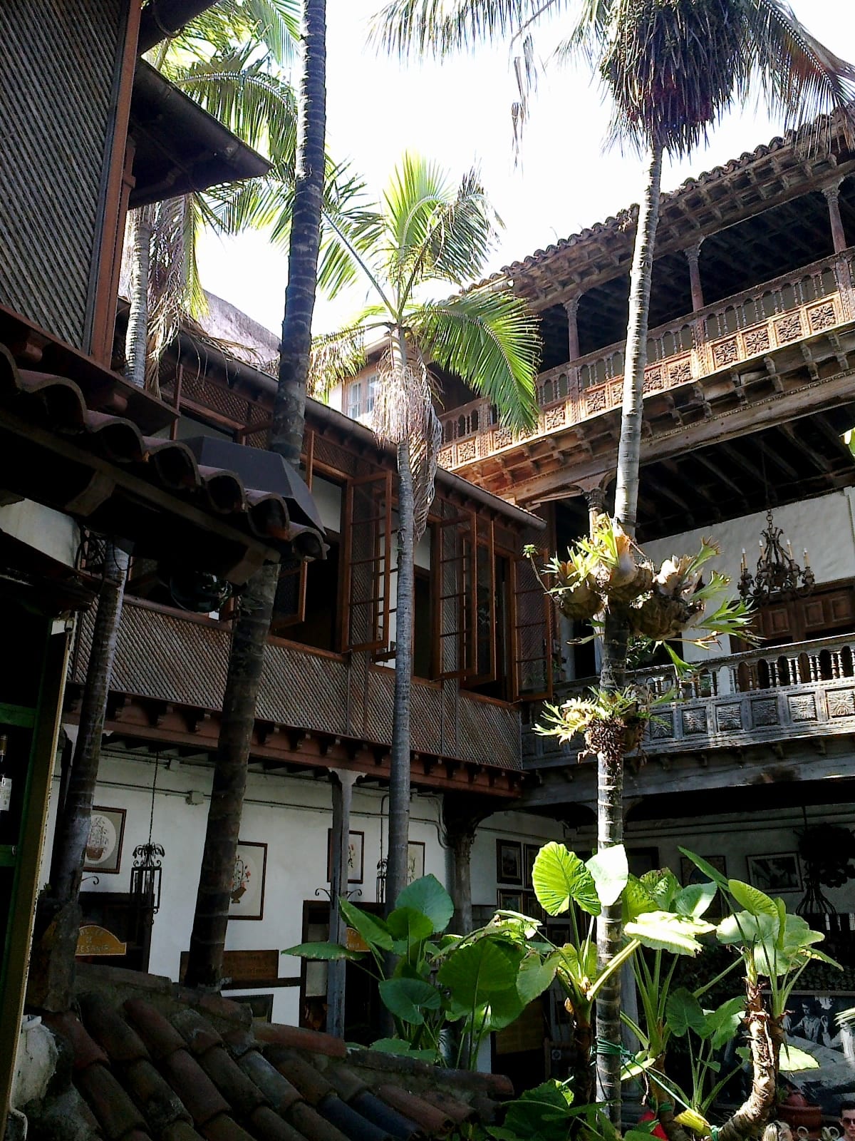 Patio canario interior de la Casa de los Balcones, con galerías de madera y plantas.