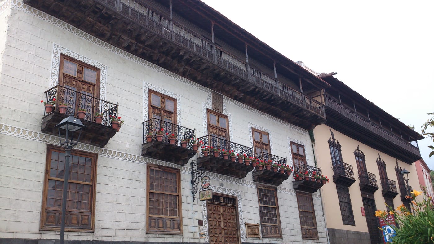 Detalle de los balcones de tea tallados de la Casa de los Balcones en La Orotava.