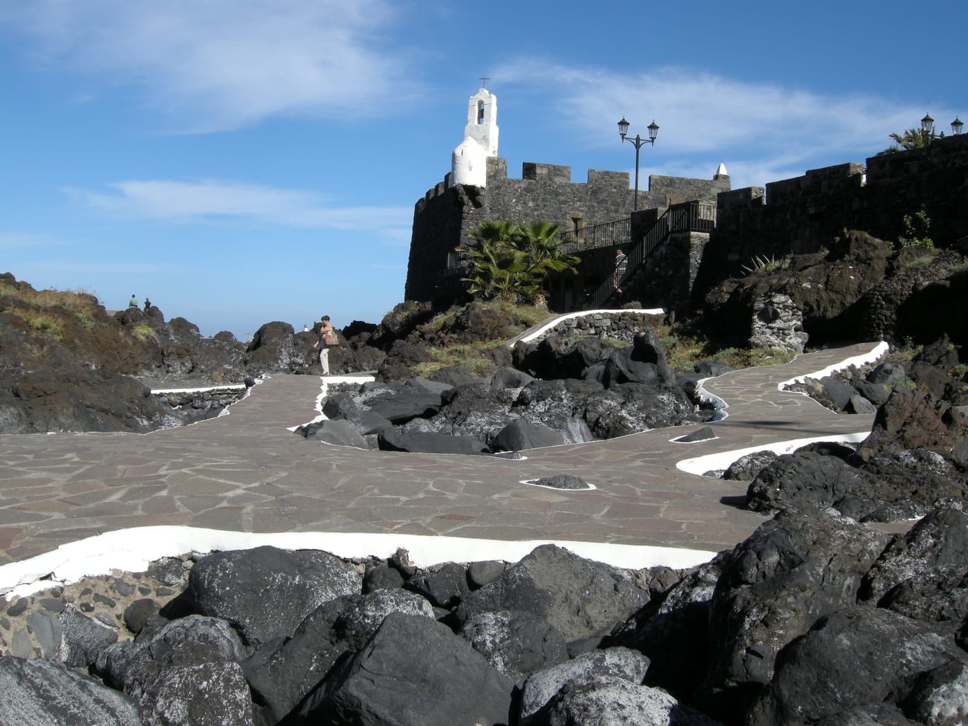 El castillo visto desde las piscinas naturales, frente al océano.