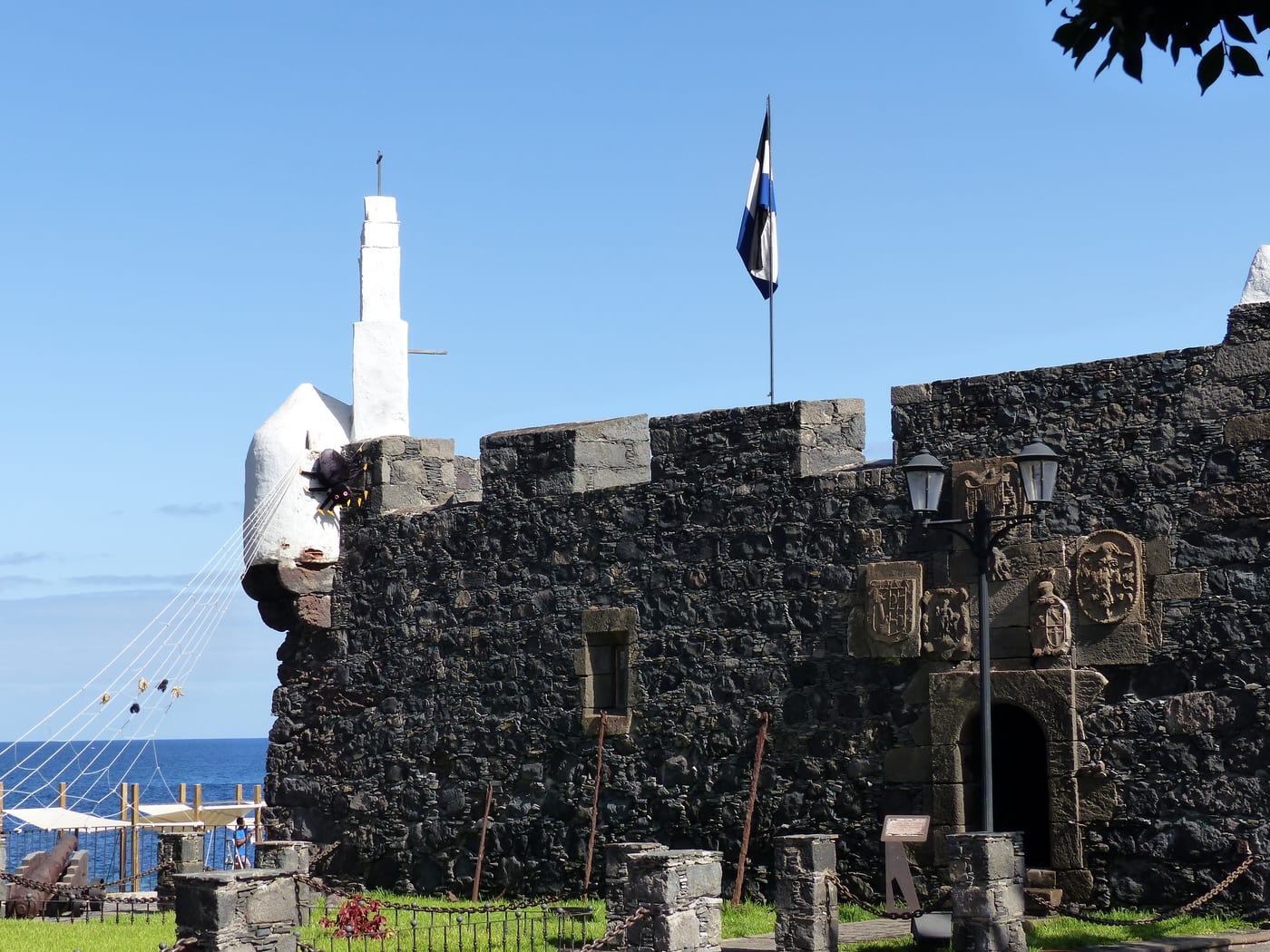 Fachada de piedra del Castillo de San Miguel.