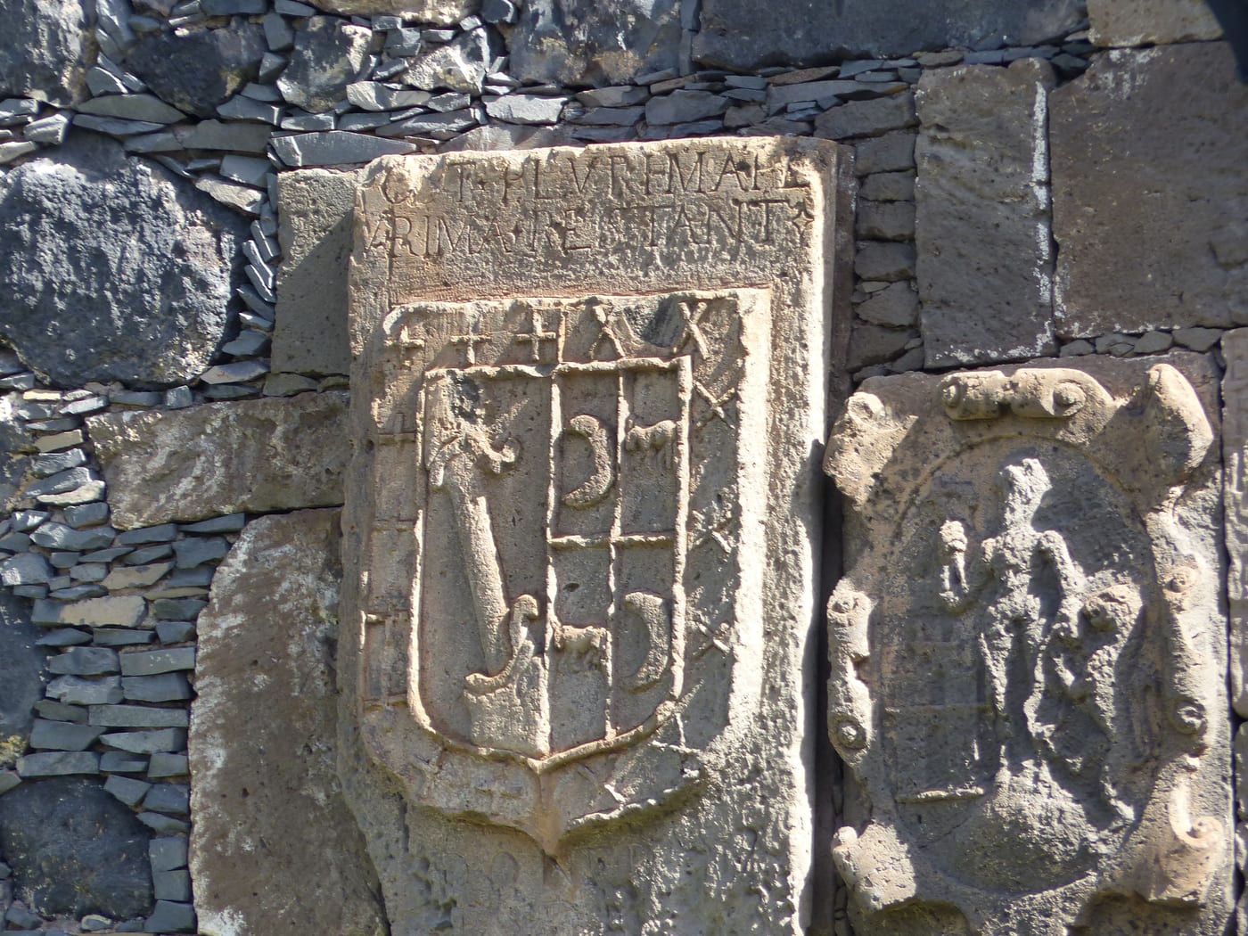 Detalle del escudo heráldico tallado en la fortaleza.