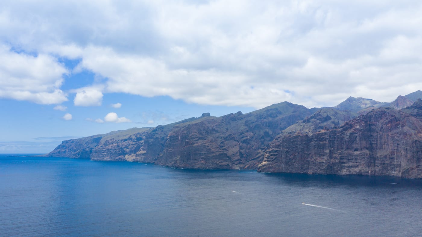 Las paredes verticales de los Acantilados de Los Gigantes cayendo al océano, vistas desde el mar.