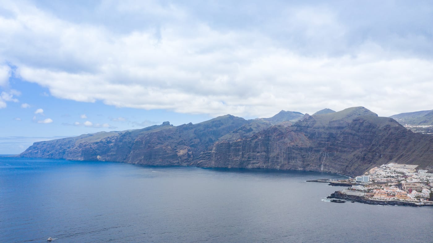 Los Acantilados de Los Gigantes y el pueblo costero vistos desde el océano.
