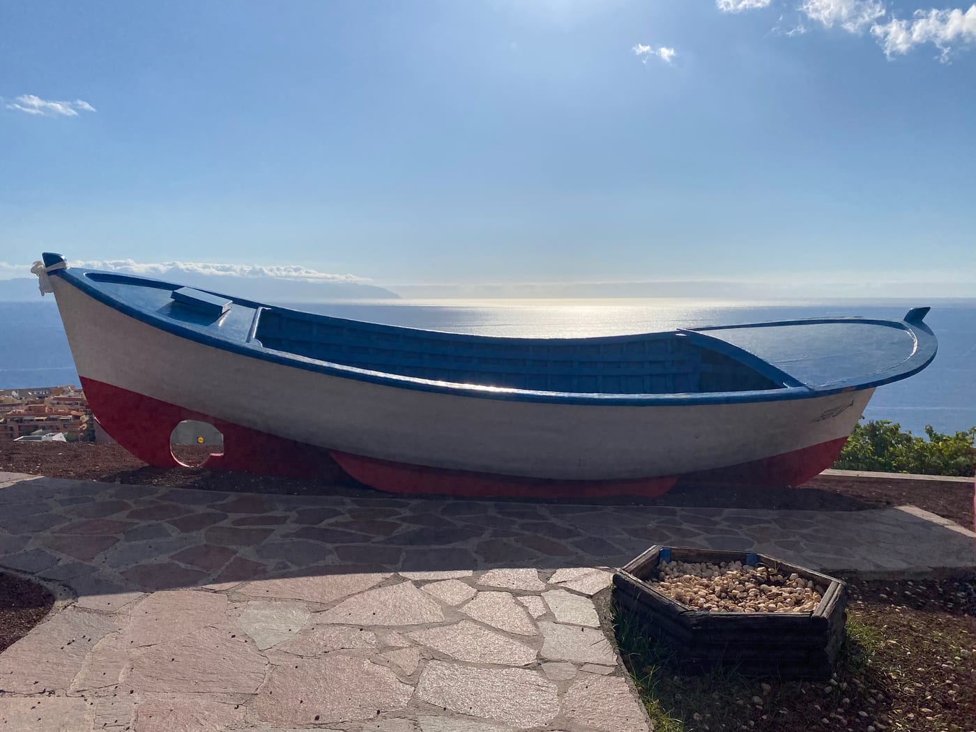 Los Acantilados de Los Gigantes desde la costa de Santiago del Teide, con el océano al pie de las paredes verticales.