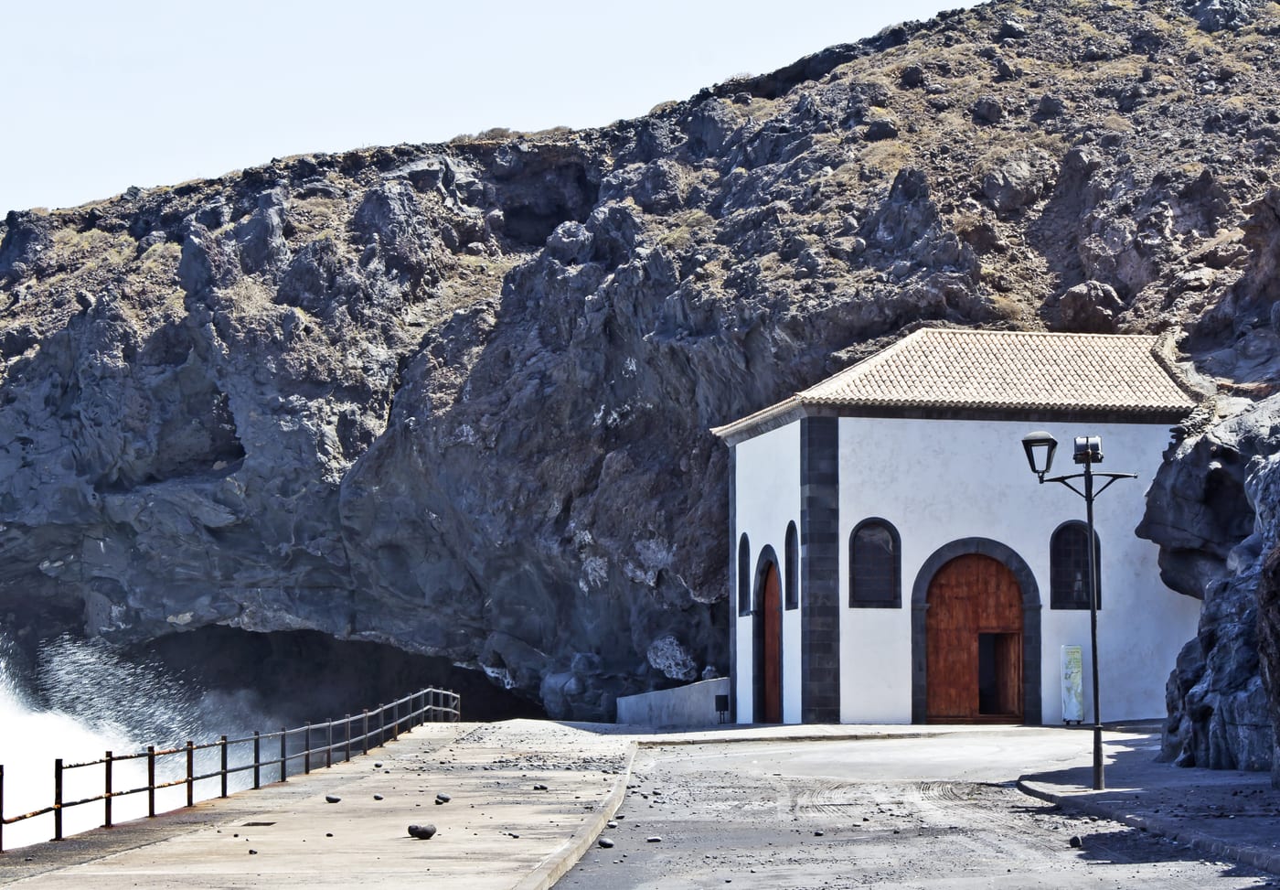 Ermita de San Blas, construida ante la Cueva de Achbinico (Cueva de San Blas), primer santuario cristiano de Canarias, en Candelaria, Tenerife.