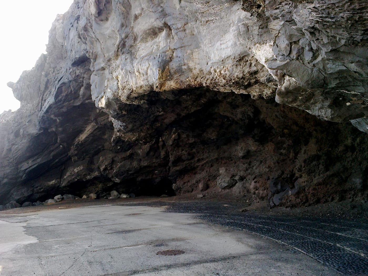 Cueva de Achbinico (Cueva de San Blas) en la Punta de San Blas, junto a la Basilica de Candelaria, Tenerife.