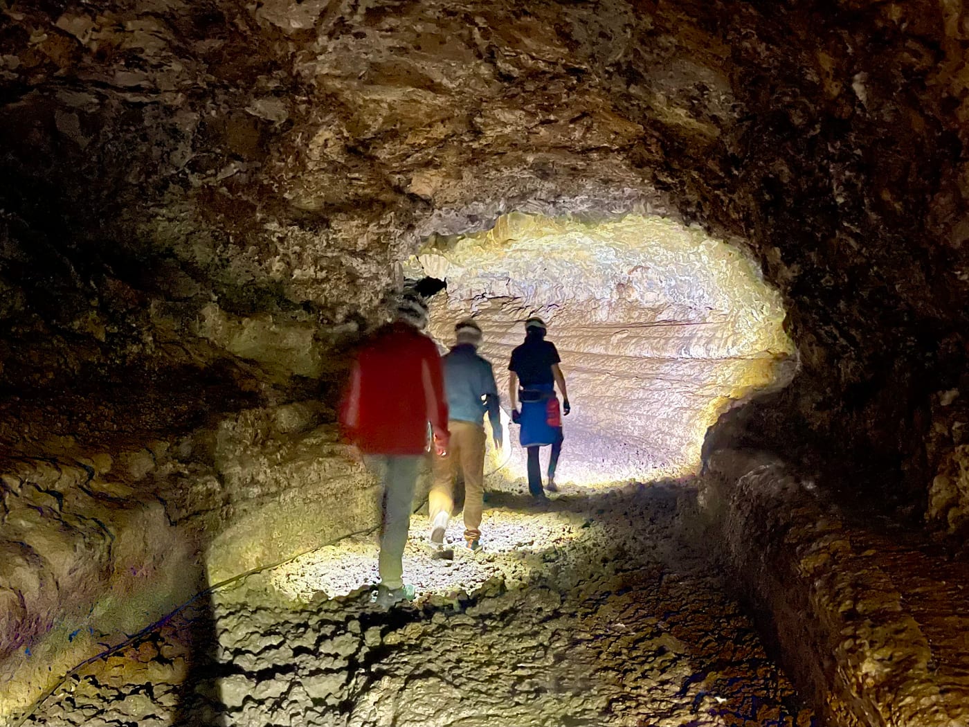 Interior del tubo volcánico de la Cueva del Viento (Icod de los Vinos), uno de los mayores del mundo, con visitantes recorriendo la galería de lava.