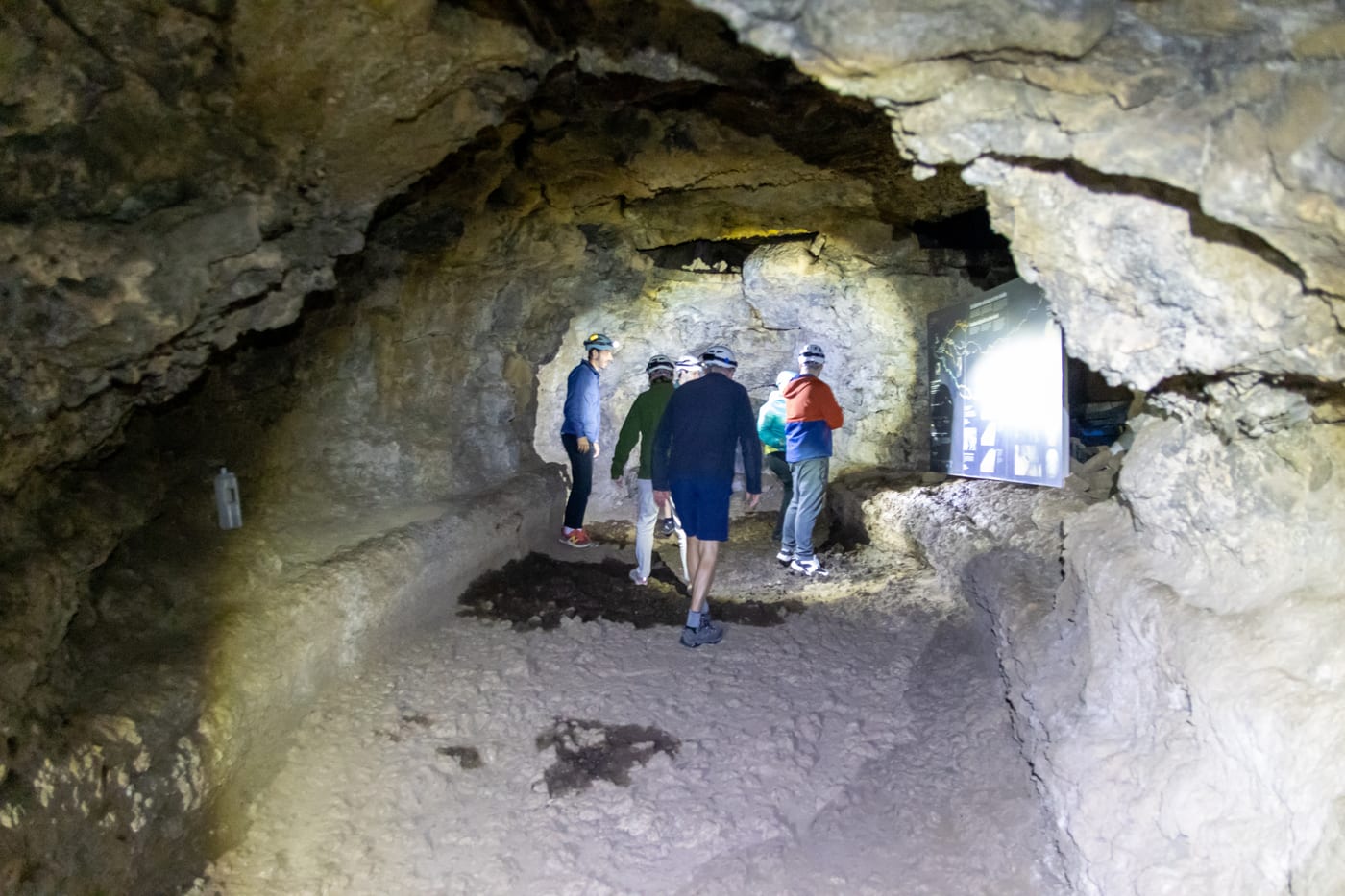 Galería interior de lava de la Cueva del Viento en Icod de los Vinos, Tenerife, con un grupo guiado bajo la bóveda del tubo volcánico.