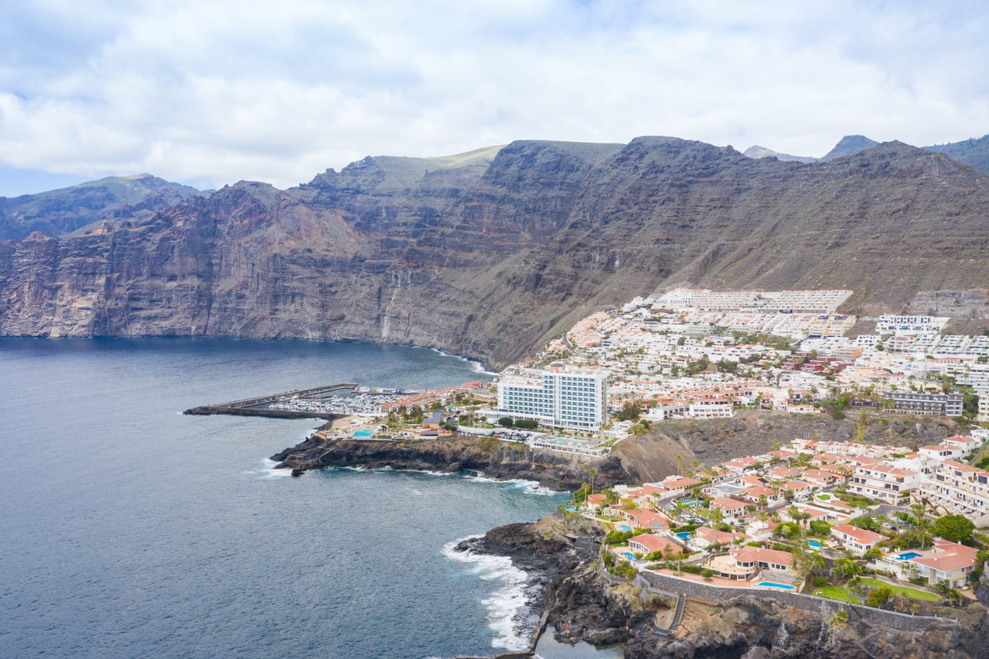 Vista aérea de los acantilados de Los Gigantes en la costa oeste de Tenerife, cayendo a plomo sobre el océano Atlántico.