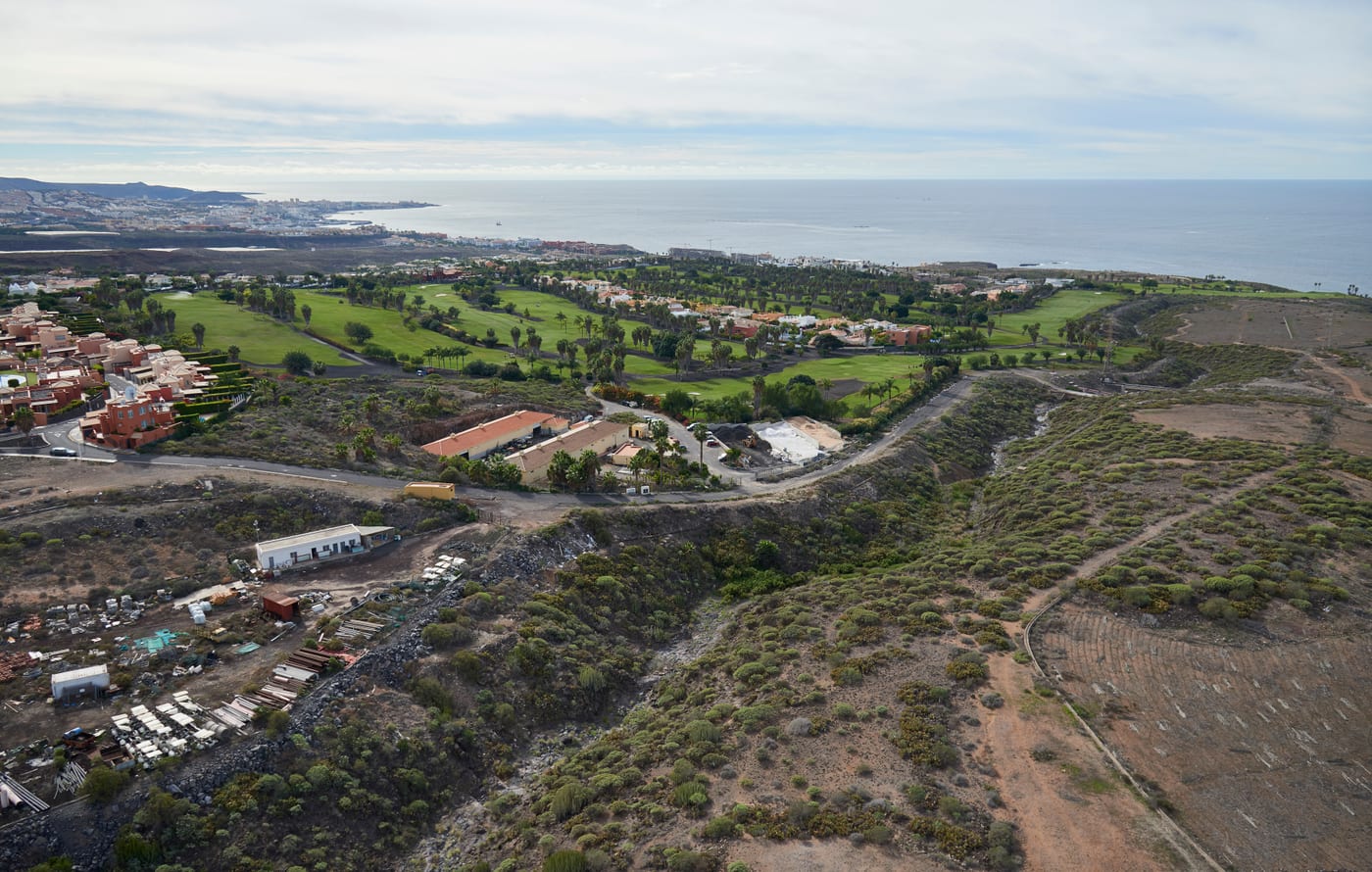 Vista aérea de la costa sur de Tenerife en dirección a La Caleta, con la línea litoral y el Atlántico desde el aire.
