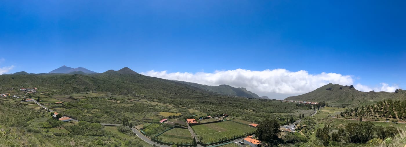 Vista aérea del interior de Tenerife con el volcán Teide nevado al fondo dominando la isla.
