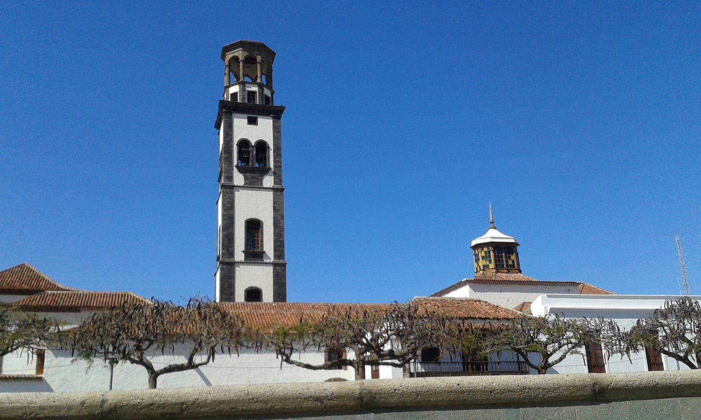 Torre campanario de la Iglesia de la Concepción vista desde el Museo, en Santa Cruz de Tenerife.