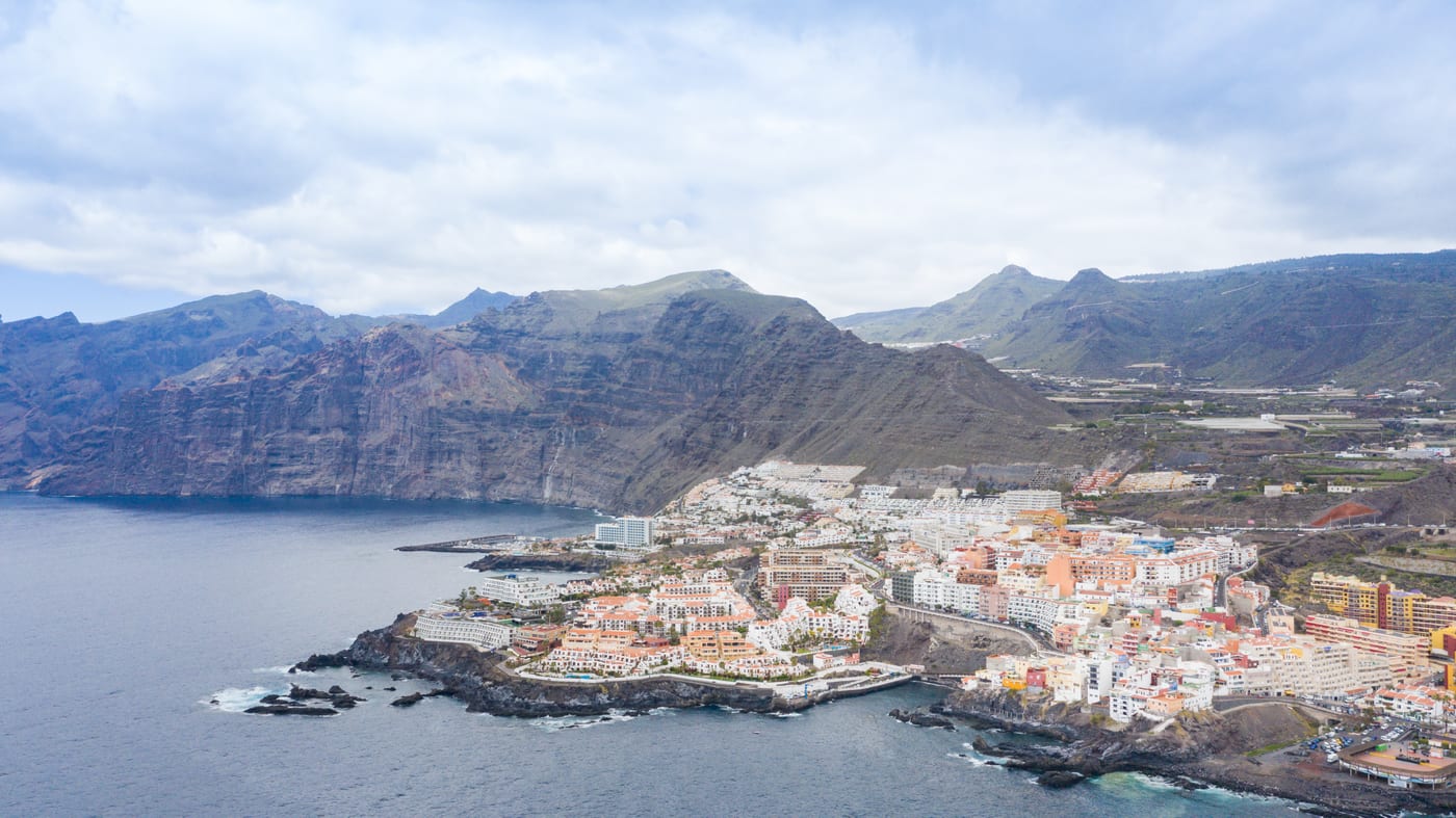 Los acantilados de Los Gigantes y el litoral vistos desde el mar, junto a Puerto de Santiago