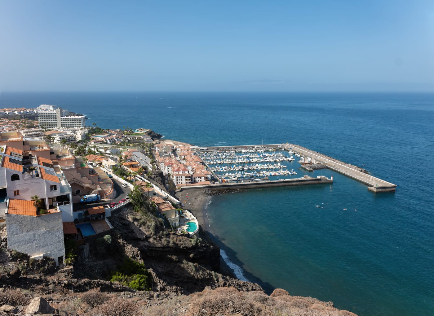 El puerto deportivo y marina de Los Gigantes con embarcaciones amarradas