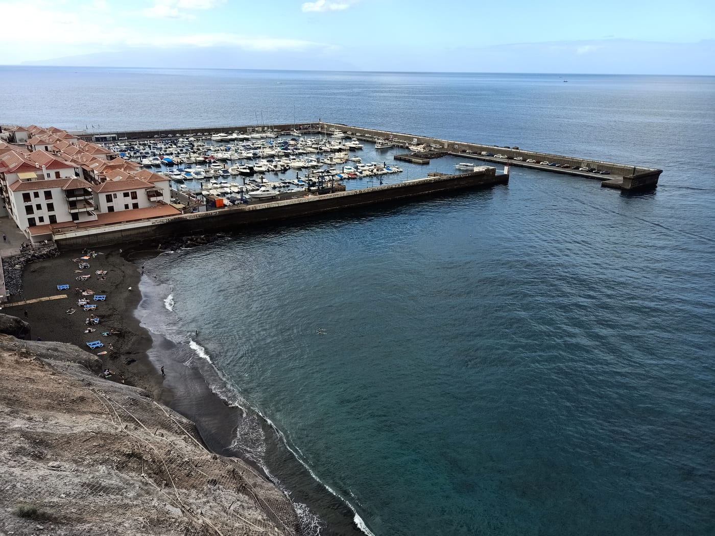 Pequeñas embarcaciones en el Puerto Deportivo de Los Gigantes