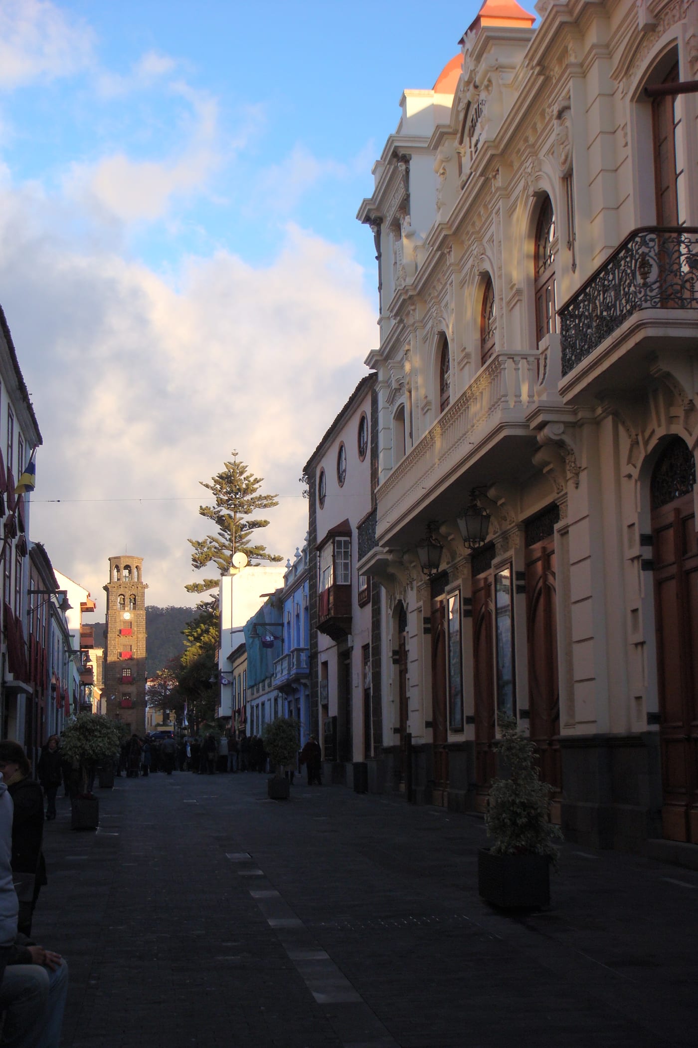 Calle La Carrera, a historic axis of La Laguna flanked by stately houses with Canarian balconies.