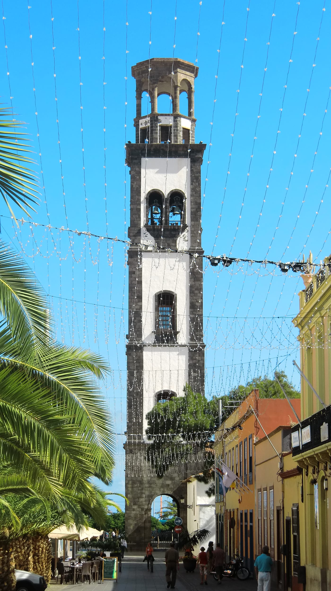 Torre de la Iglesia de la Concepción vista desde la Calle de la Noria, casco antiguo de Santa Cruz de Tenerife.