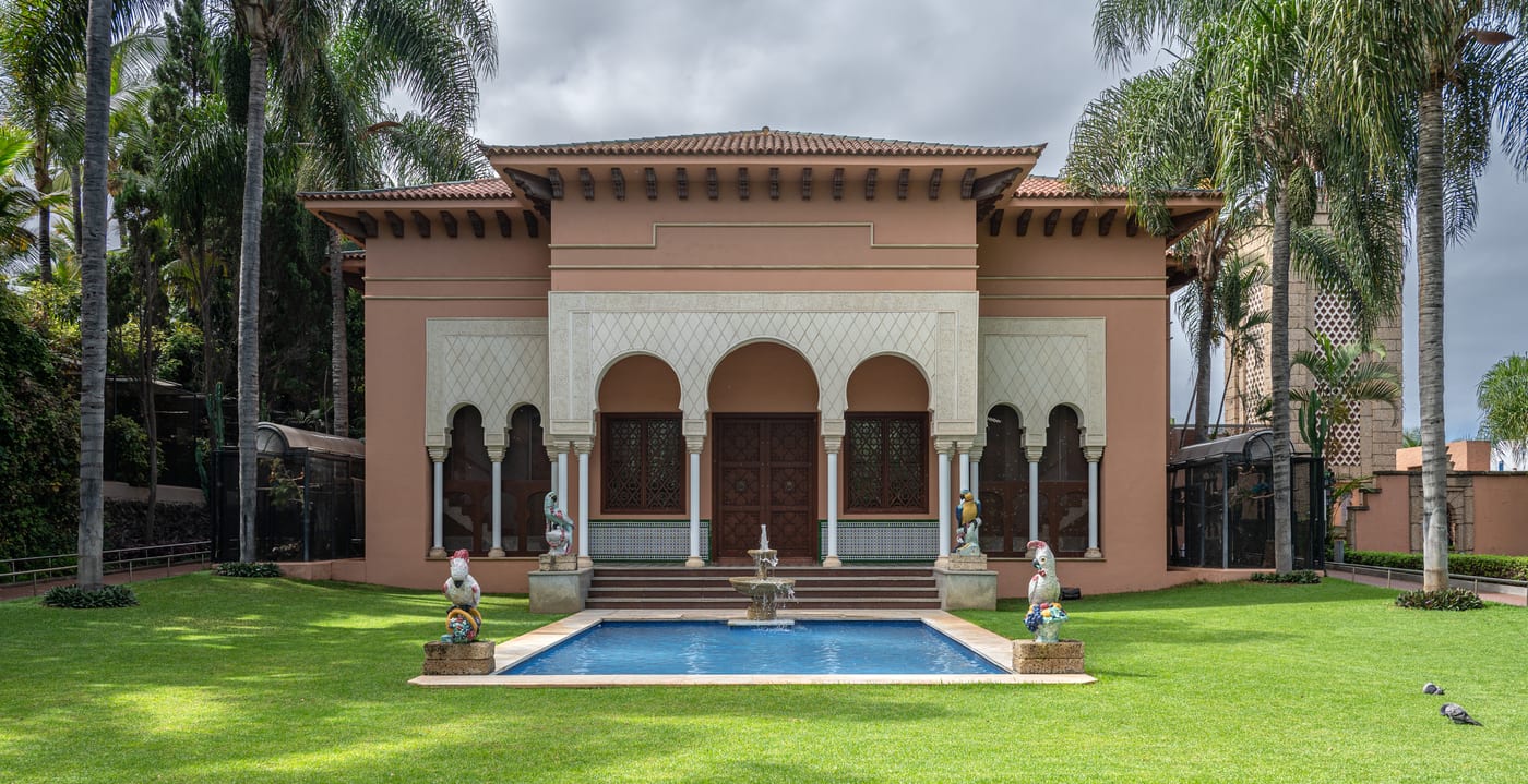Edificio del espectáculo de papagayos en el Loro Parque, Tenerife.