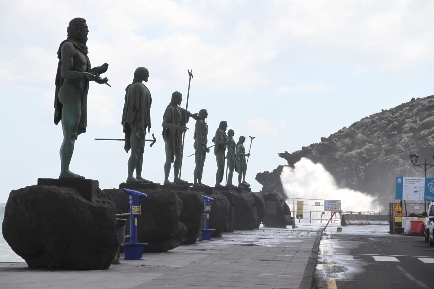 Conjunto de las estatuas de bronce de los nueve menceyes guanches en la plaza de la Basílica de Candelaria, Tenerife.