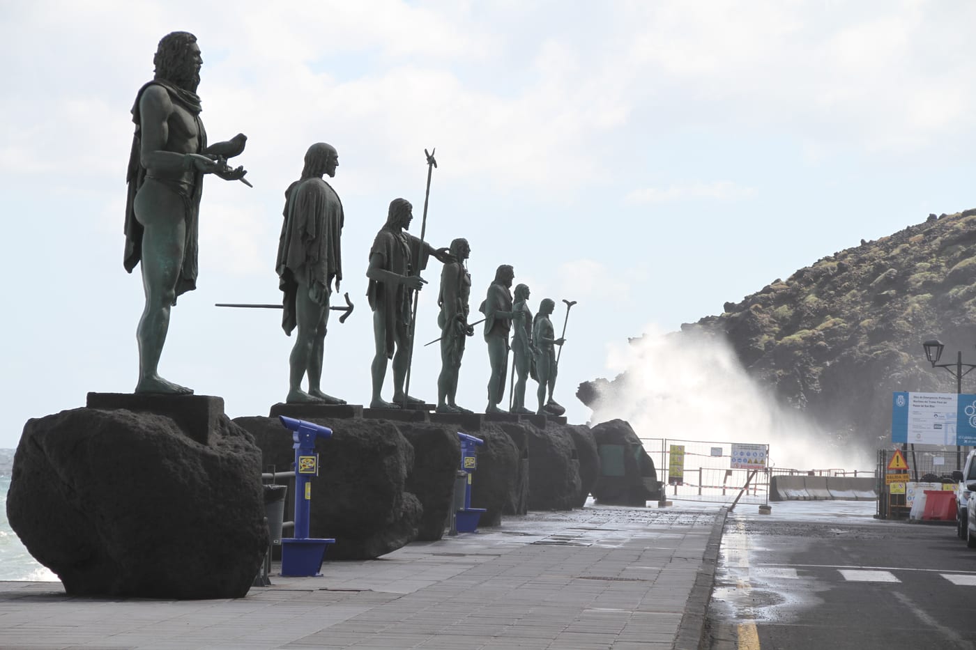 Las estatuas de los nueve reyes guanches alineadas frente al mar junto a la Basílica de Candelaria, Tenerife.