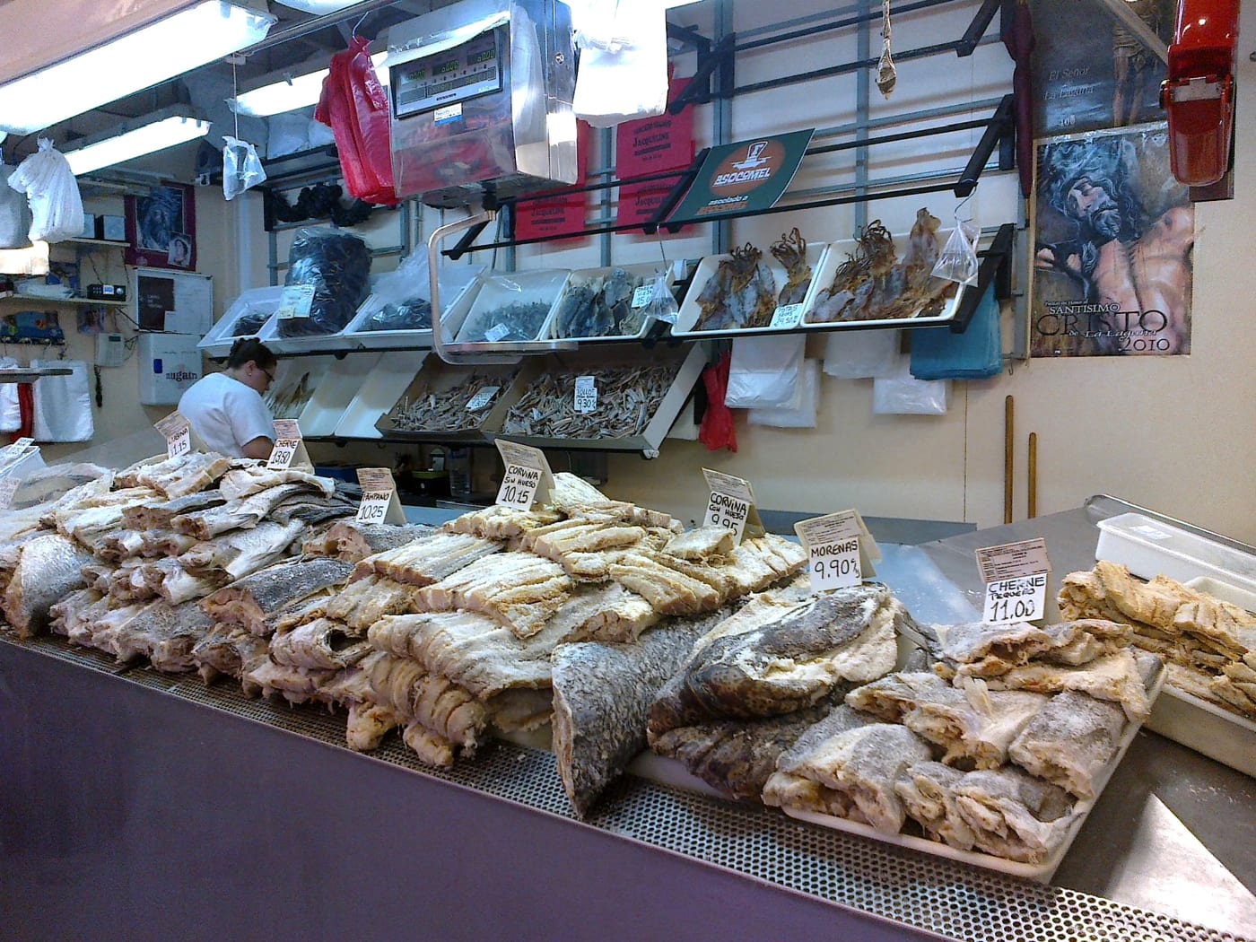 Interior del Mercado Municipal de La Laguna, con sus puestos tradicionales.