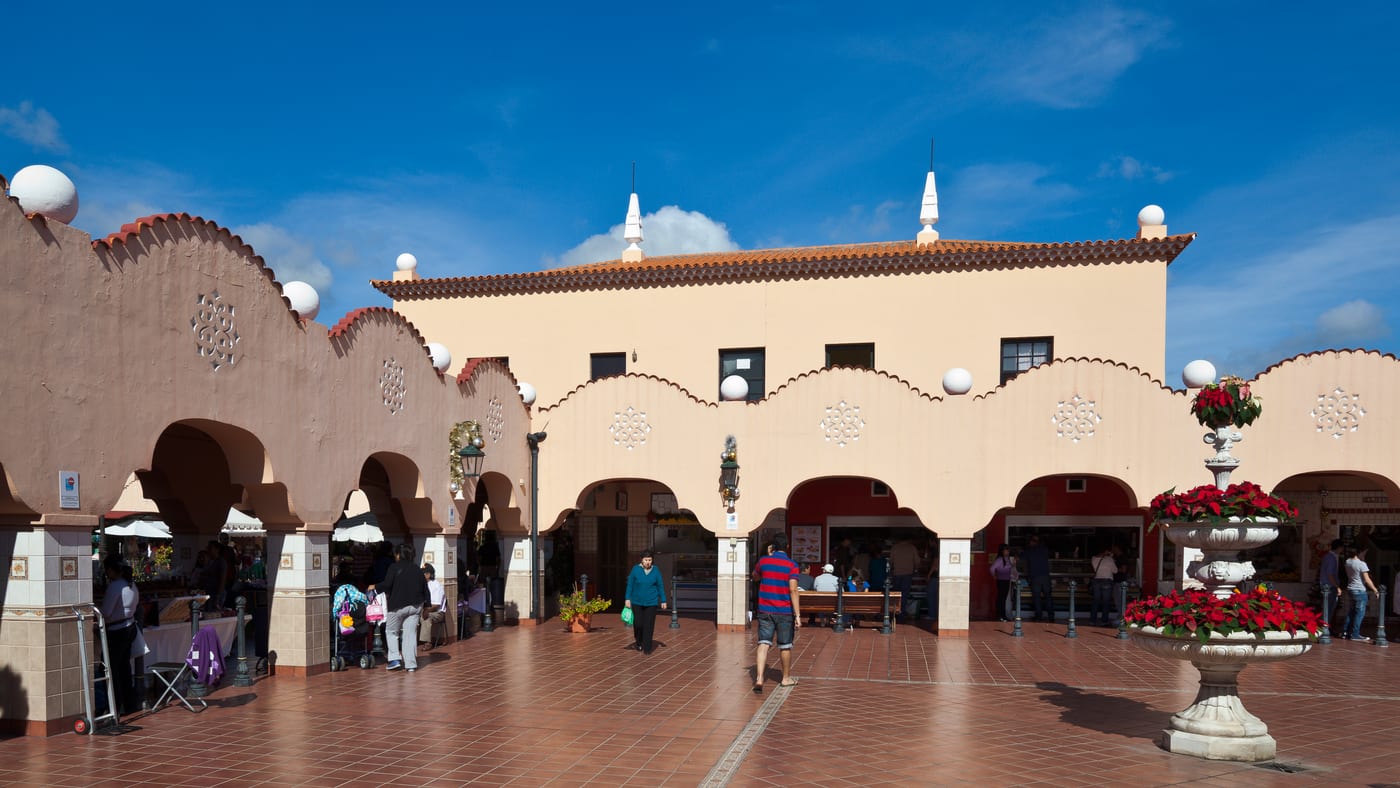 Fachada principal del Mercado de Nuestra Señora de África en Santa Cruz de Tenerife, con su entrada en arco de estilo colonial.