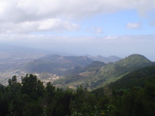 Panorámica de la Vega Lagunera desde el mirador Cruz del Carmen, en el macizo de Anaga (La Laguna), Tenerife.