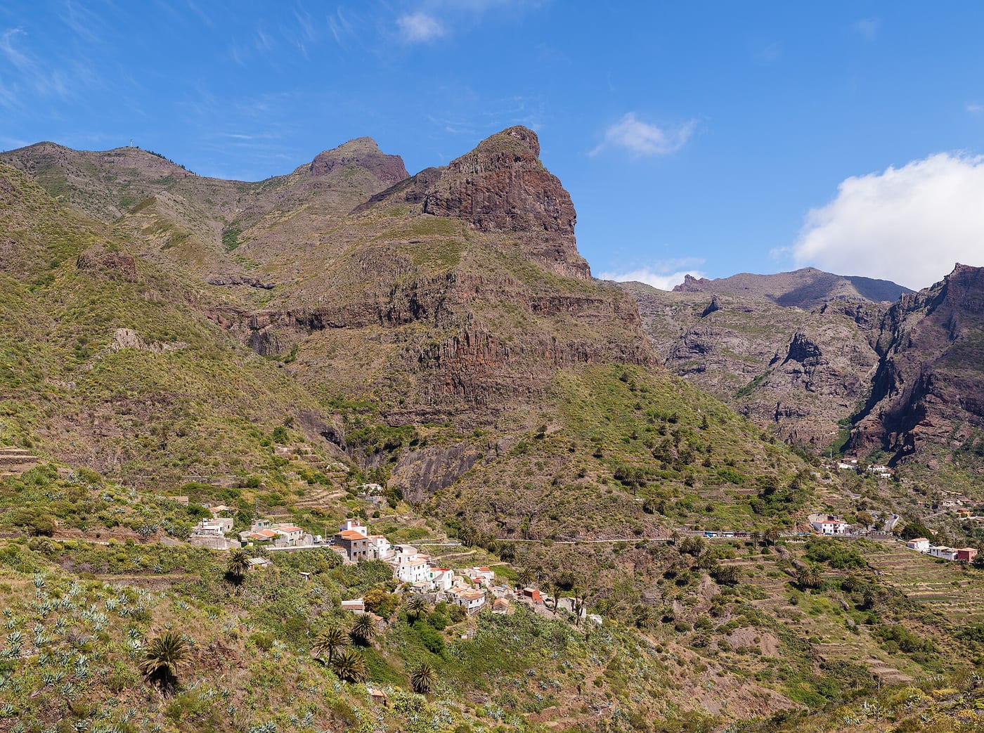 El caserío de Masca encaramado entre los riscos del macizo de Teno, visto desde el mirador.