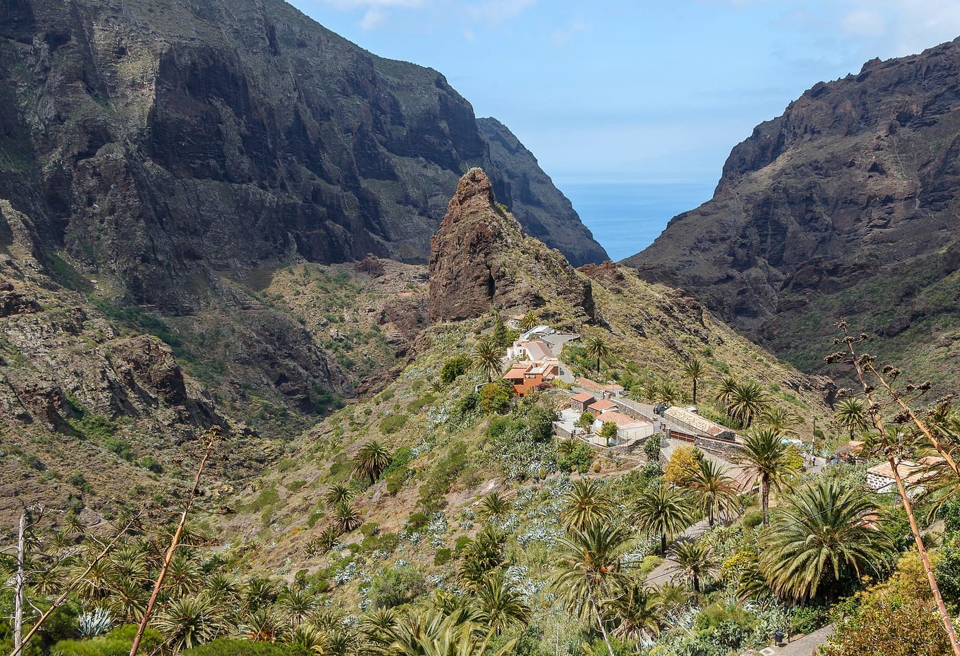El barranco de Masca descendiendo entre paredes verticales del macizo de Teno hacia el mar.