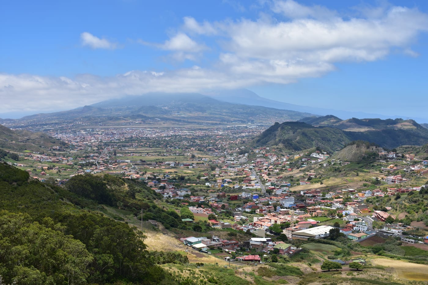 Vista del valle de La Laguna y el Teide desde el Mirador de La Jardina, macizo de Anaga (San Cristóbal de La Laguna, Tenerife).
