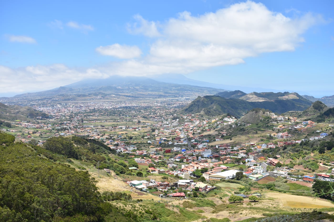 Panorámica del valle de La Laguna desde el Mirador de La Jardina, con el Teide al fondo, Anaga (Tenerife).