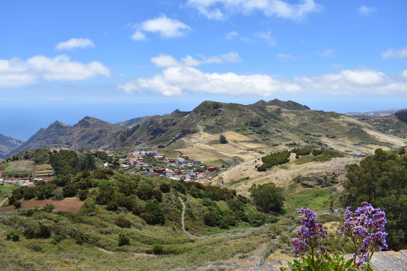 Vista del caserío de La Jardina y las montañas del macizo de Anaga desde el mirador (San Cristóbal de La Laguna, Tenerife).