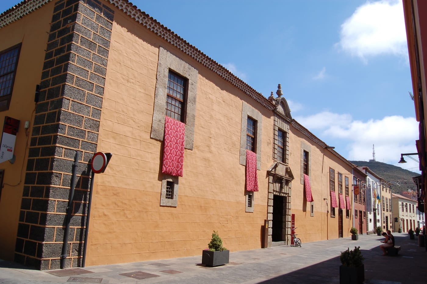 Fachada de cantería de la Casa Lercaro, sede del Museo de Historia y Antropología de Tenerife, en la calle San Agustín de La Laguna.