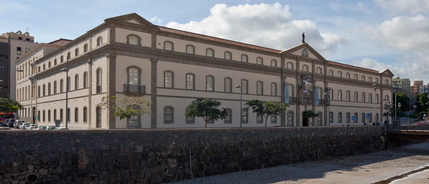Fachada neoclásica del Museo de la Naturaleza y Arqueología (MUNA), antiguo Hospital Civil, Santa Cruz de Tenerife.