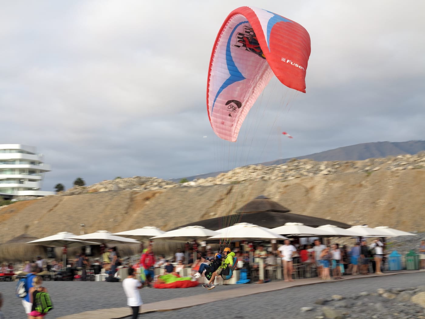 Parapente biplaza aterrizando en la Playa de la Caleta, Costa Adeje, sur de Tenerife.