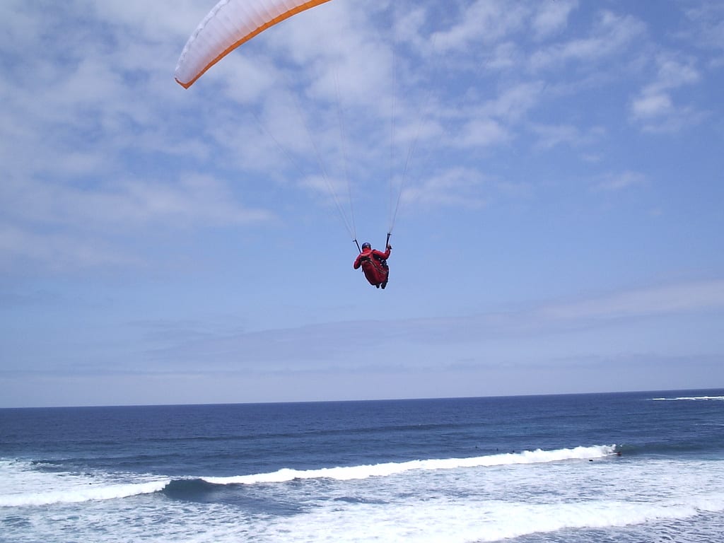 Parapente volando sobre la Playa del Socorro, Los Realejos, Tenerife.
