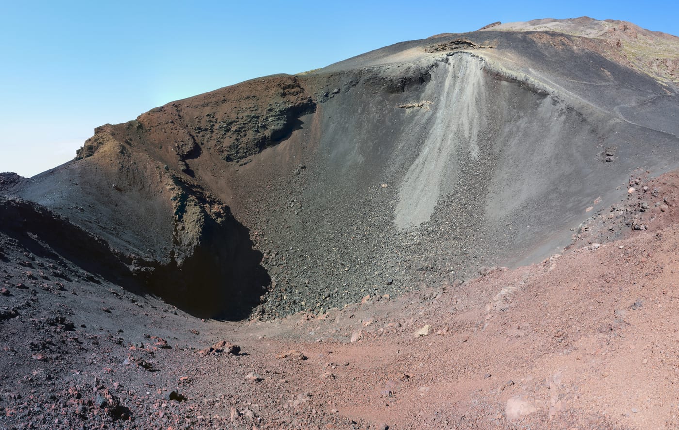 Cráter de las Narices del Teide, en la ladera del Pico Viejo, Parque Nacional del Teide, Tenerife.