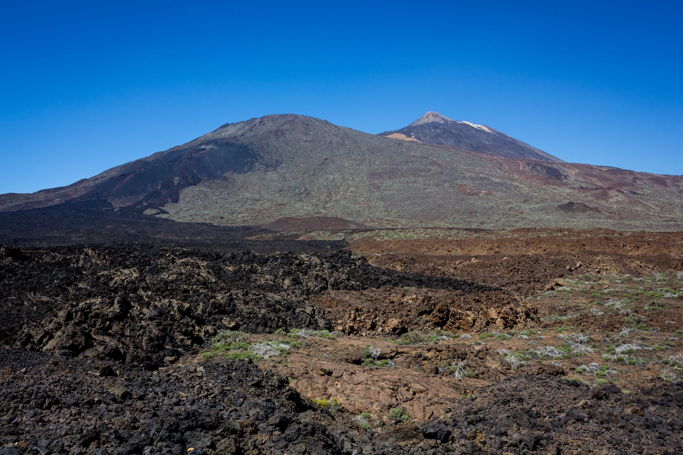 El Pico Viejo y las Narices del Teide, formadas por la erupción de 1798, con el pico del Teide al fondo.