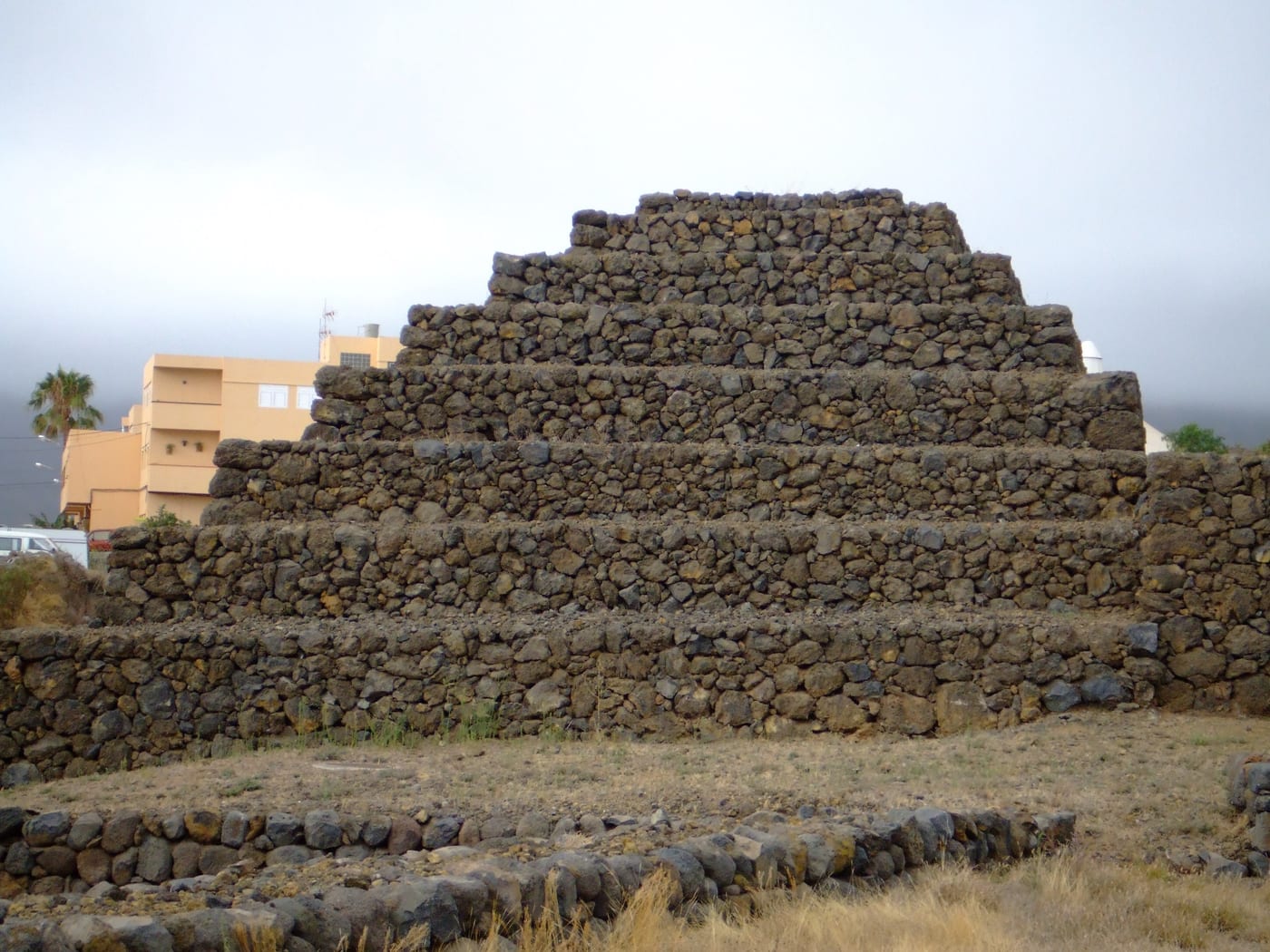 Vista frontal de una de las pirámides escalonadas de piedra del Parque Etnográfico de Güímar.