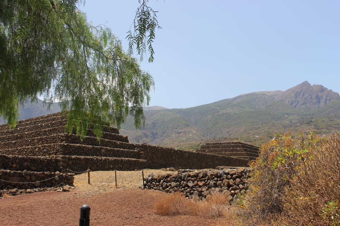 Estructuras y jardín del recinto de las Pirámides de Güímar.